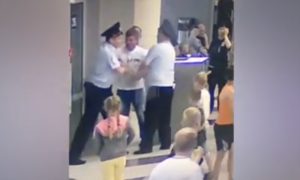 Пьяные кандидаты в депутаты угрожали полицейским извращенным сексуальным насилием в аэропорту Домодедово