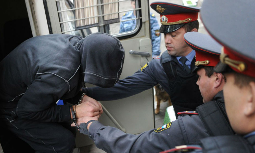 Полиция возбуждено. Задержание подростка полицией. Полиция задержала подростка.