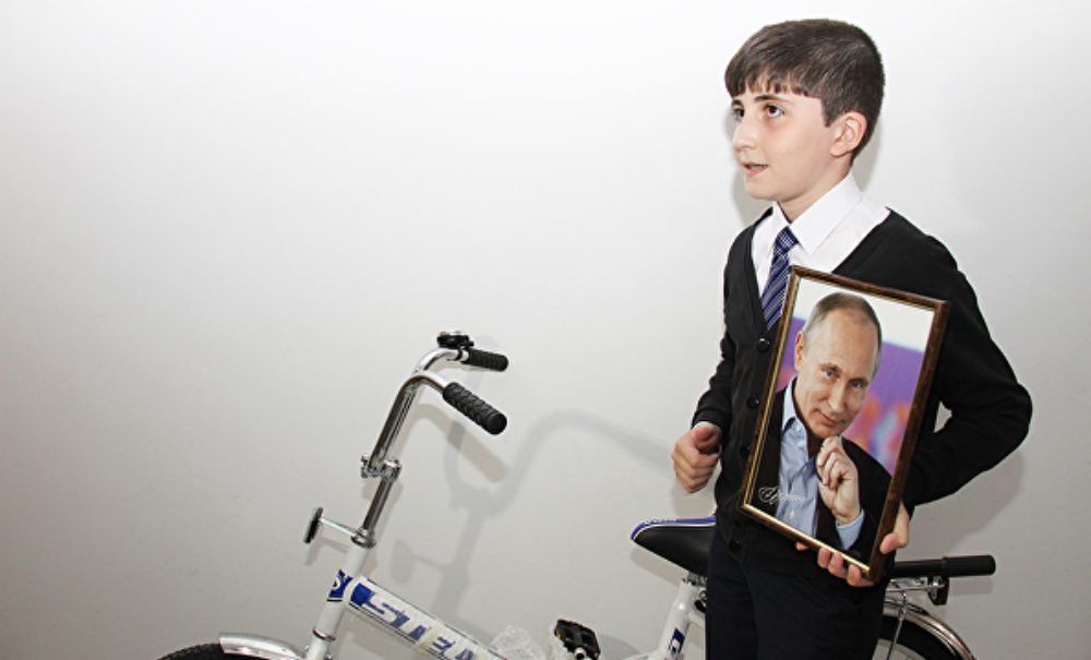 Путин подарил планшет и велосипед вложившему свои сбережения в экономику России мальчику 