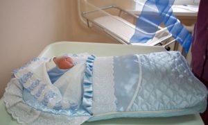 Школьница родила ребенка от сводного брата и подкинула на крыльцо чужого дома в Мордовии