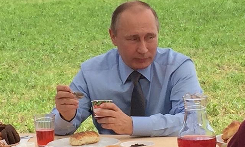 Путин позавтракал с комбайнерами йогуртом и морсом в полях Тверской области 