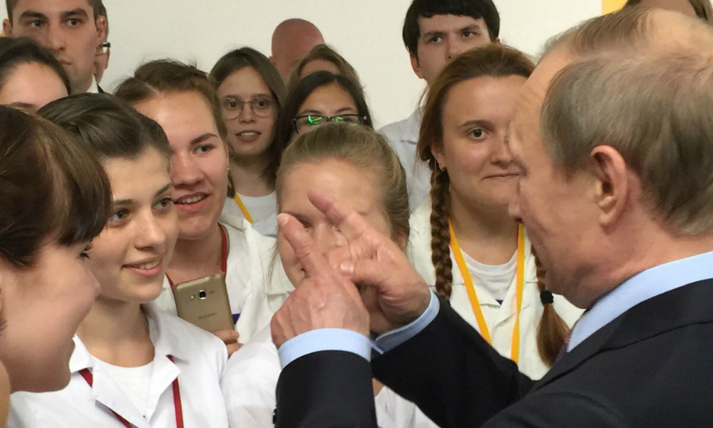 Путин осмотрел 3D-принтер для создания космических спутников и попробовал гидропонику в Сочи 
