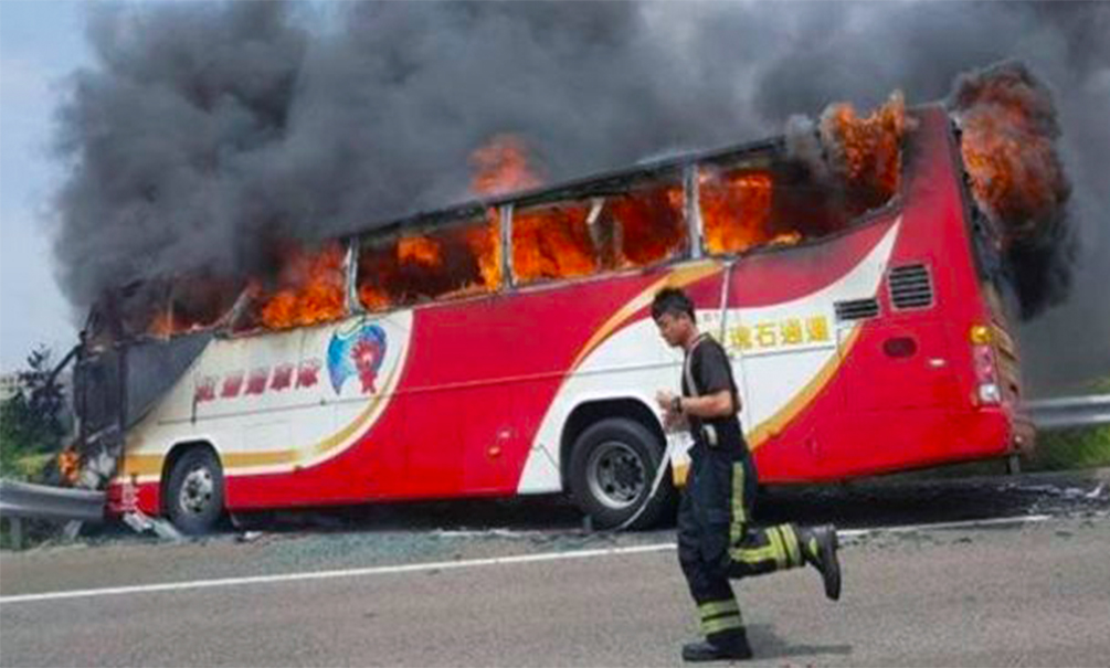 В огненном ДТП на Тайване страшной смертью погибли 26 туристов 