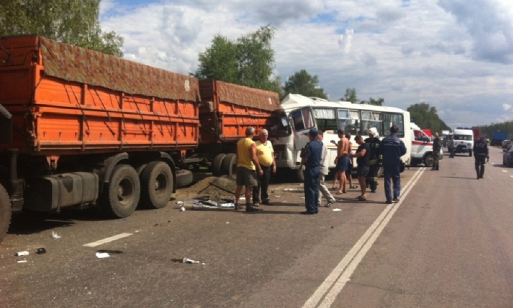 Пассажирский автобус столкнулся с КамАЗом под Воронежем: есть жертвы 