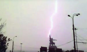 На видео попала молния, поразившая Останкинскую башню во время страшного урагана в Москве