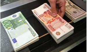 Курс рубля к доллару способен достигнуть отметки в 55 рублей через полгода, - эксперт
