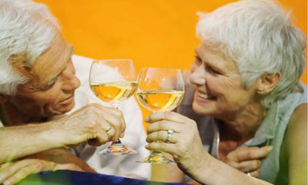 Прожить в браке больше 30 лет и остаться счастливыми супругам помогает алкоголь, - ученые 