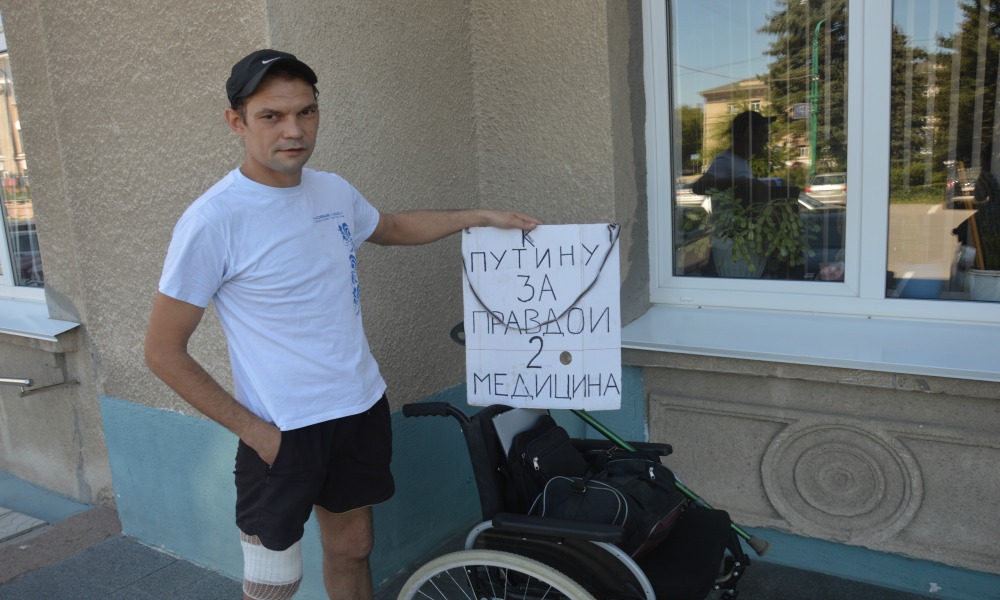 Инвалид на коляске из Волжского отправился в Москву просить помощи у президента 