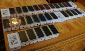 Поддельные iPhone подарили украинским сиротам в честь окончания ПТУ чиновники из Закарпатья