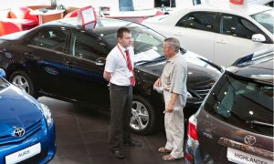 Продажи легковых автомобилей в июне падали быстрее прогнозов