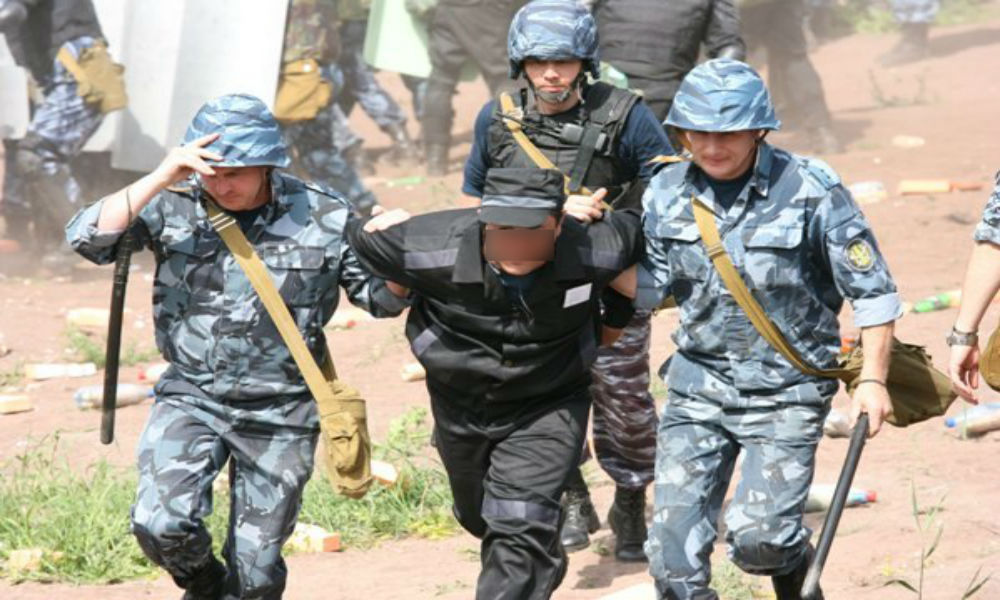 Агрессивный осужденный. Агрессия осужденных. Заключенный за решеткой. Крайнее проявление агрессии. Зеки в колоний строгого режима.