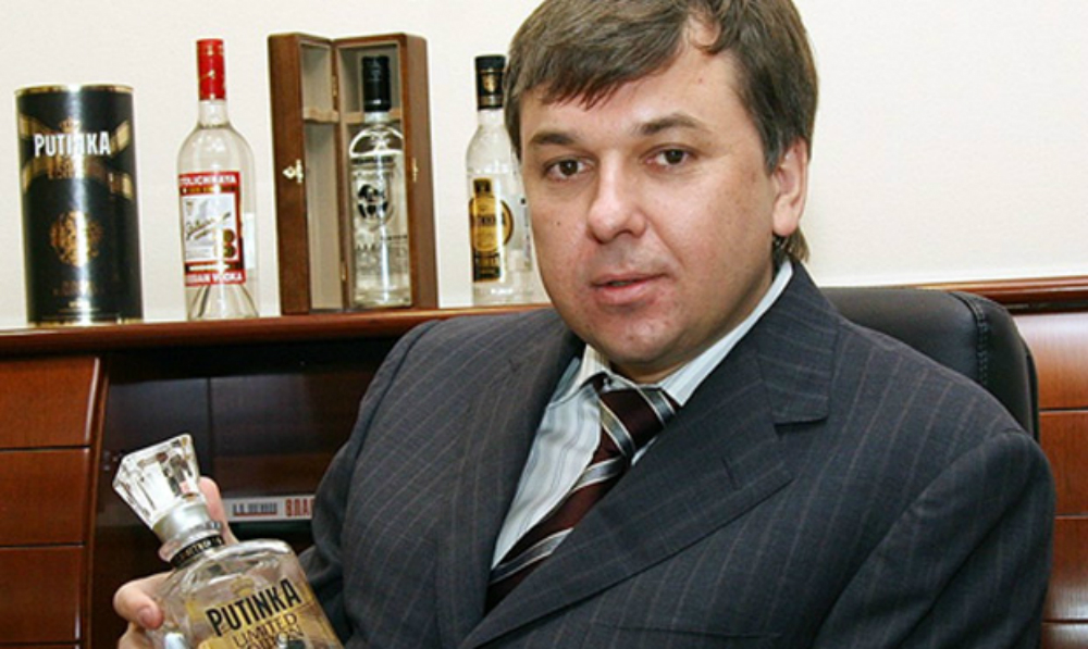 Двух сотрудников ФСБ поймали на вымогательстве 800 тысяч долларов у главы Росалкоголя 