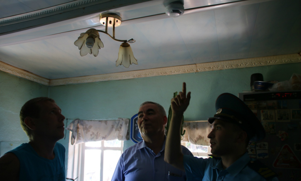 Соседи вытащили спящего мужчину из горящего дома в Башкирии благодаря сигналу извещателя 