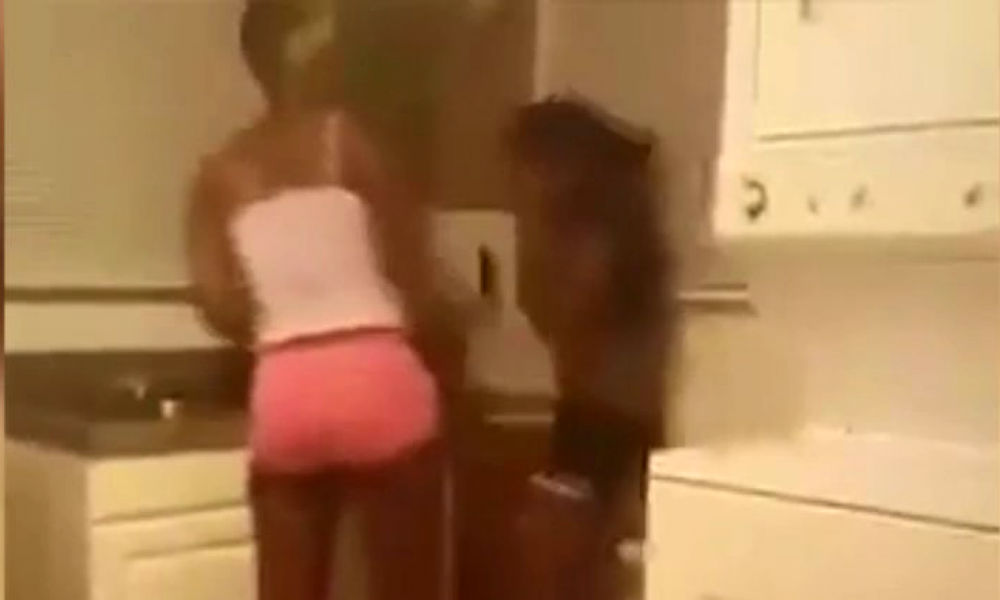 Мать показала онлайн избиение 16-летней дочери за секс-фото с парнем 