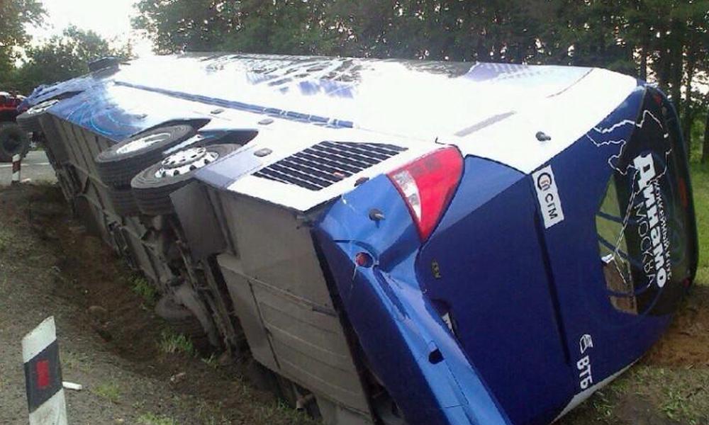 Автобус московского «Динамо» врезался в иномарку и перевернулся под Смоленском 