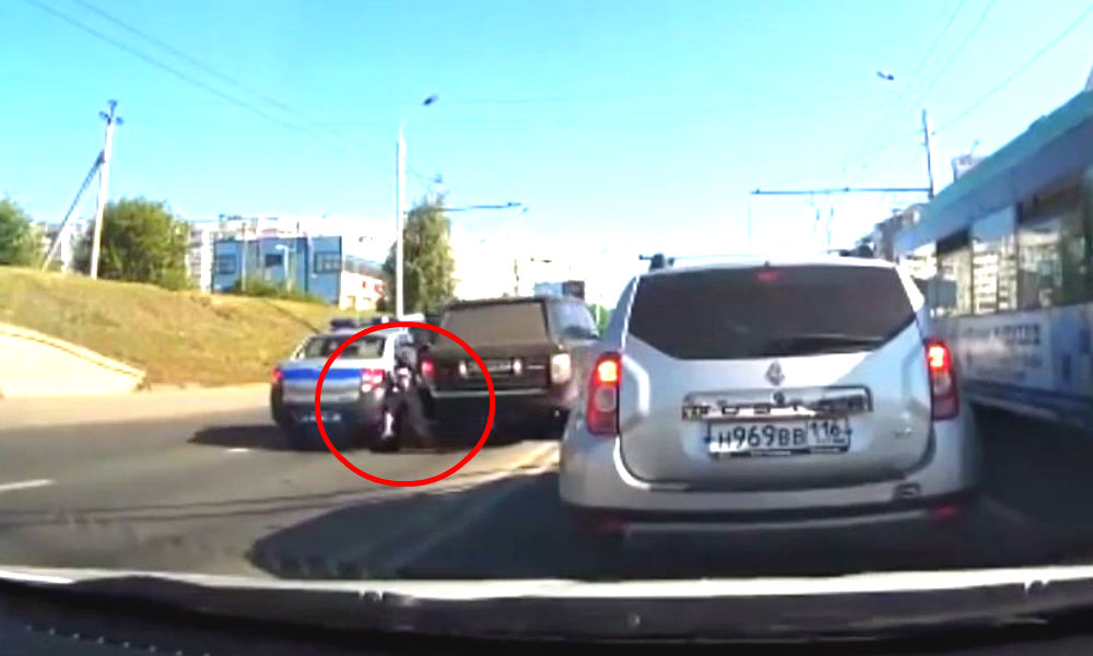 Опубликовано видео наезда на полицейского элитным внедорожником во время погони в Казани 