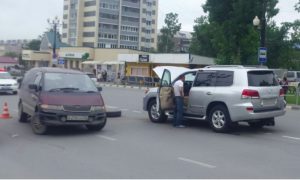 Губернатор Олег Кожемяко попал в ДТП с участием микроавтобуса в Южно-Сахалинске