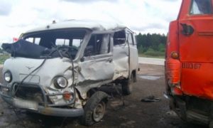 Три человека погибли в ДТП с участием грузовика и частного такси в Якутии