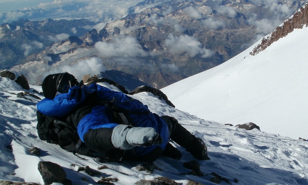57-летний альпинист из Ленинградской области погиб после падения со скалы в Кабардино-Балкарии 