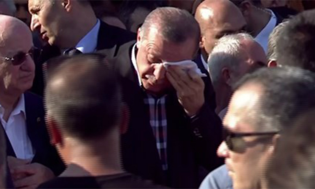 Эрдоган расплакался на похоронах погибшего во время путча соратника 