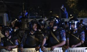 В Ереване произошли масштабные столкновения между митингующими и полицией: есть арестованные и раненые