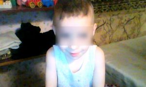 Трехлетний ребенок из Перми жил с телом матери в запертой квартире