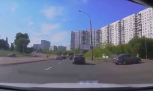 Ударивший ногой пенсионера в Москве водитель Ferrari заинтересовал полицию