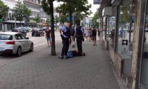 Водитель BMW помог полиции обезвредить бородатого убийцу с мачете в Германии
