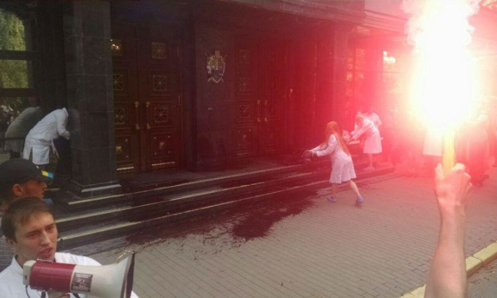 Сторонники подозреваемых в убийстве Бузины облили кровью здание Генпрокуратуры 