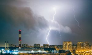 Мощнейшая гроза с беспощадным ливнем завладели Москвой на всю ночь