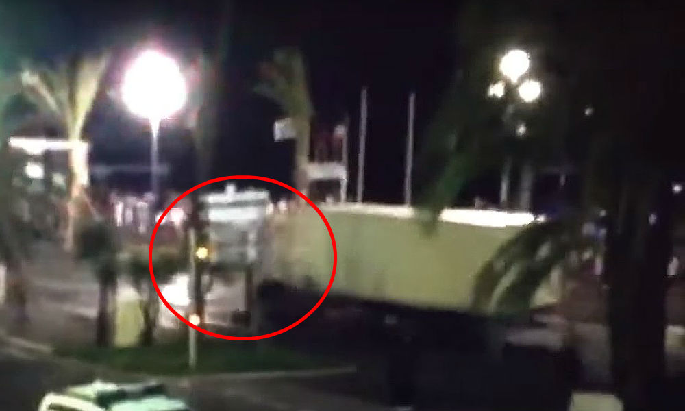 Момент наезда грузовика на отдыхающих людей и ликвидации террориста сняли очевидцы на камеру в Ницце 
