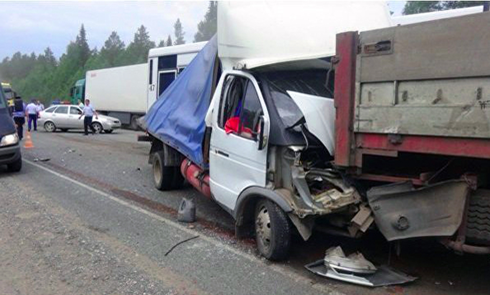Грузовик раздавил микроавтобус с восьмью пассажирами в Новосибирской области 