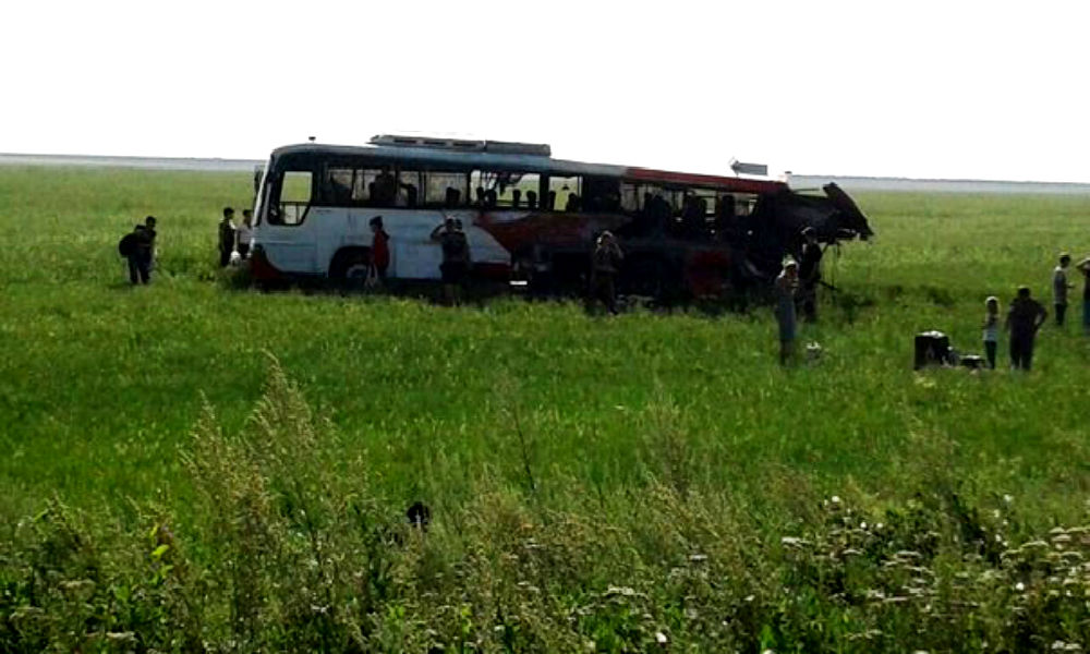 Два россиянина скончались в ДТП с пассажирским автобусом и грузовиком в Казахстане 