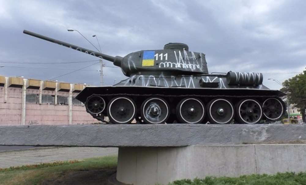 Ради развлечения семейная пара осквернила памятник советским танкистам в Киеве 