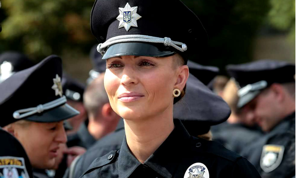 Знаменитая красотка-полицейская Украины ушла из жизни после плевка в лицо 