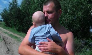 Неадекватные родители истязали грудного ребенка на глазах у всего пляжа под Челябинском