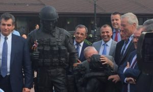 Французский депутат поцеловал памятник «вежливым людям» во время визита в Крым