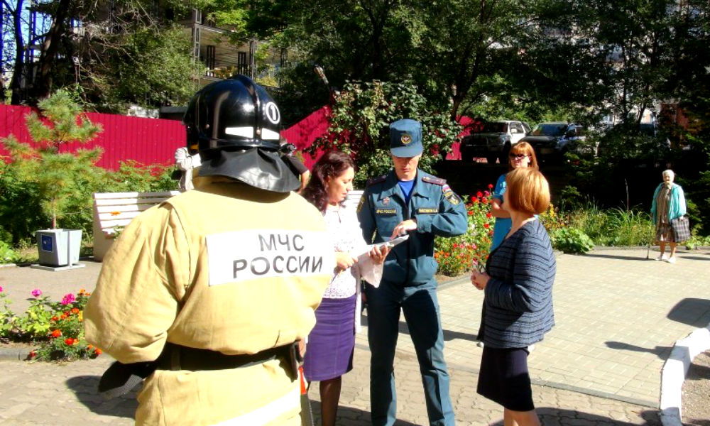 Жителей находящегося под угрозой обрушения дома в Уссурийске срочно эвакуировали спасатели 