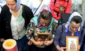 Украинские беженцы поддержали крестный ход в Киеве собственным молебном в Москве