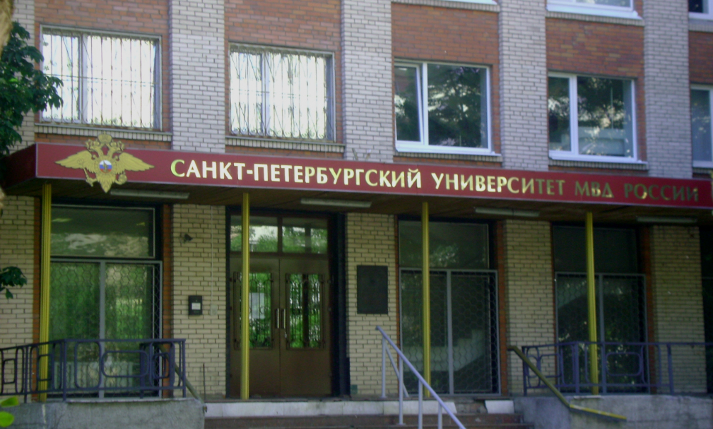 Мертвый преподаватель год пролежал в общежитии университета МВД в Санкт-Петербурге 