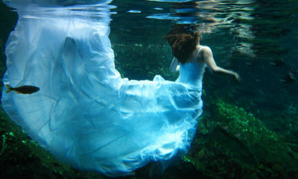 Девушка в платье из воды