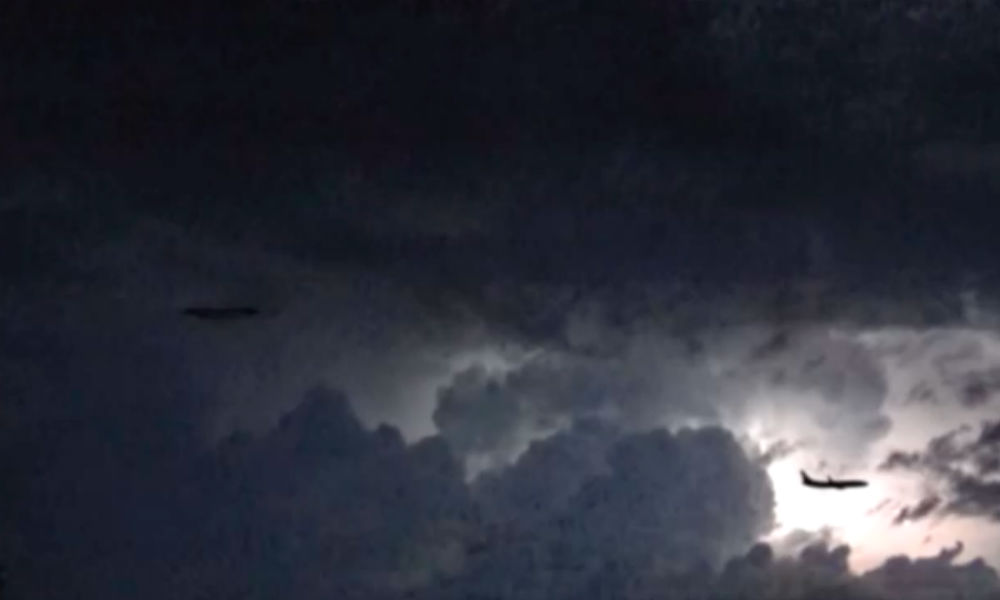 НЛО в виде тарелки появился рядом с самолетом в небе над Италией и попал на видео 