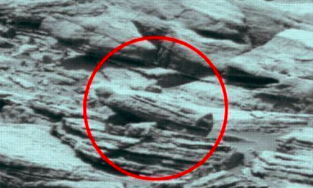Цилиндрический НЛО с иллюминаторами «припарковался» на холме кометы Чурюмова-Герасименко, - уфологи 