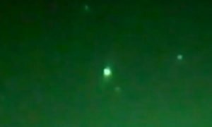 Яркий «корабль инопланетян» с необычной траекторией полета «поймал» на видео мужчина в Тверской области