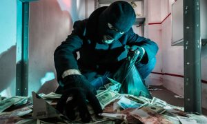 Мужчина открыто похитил 1,5 миллиона рублей из отделения банка в Москве