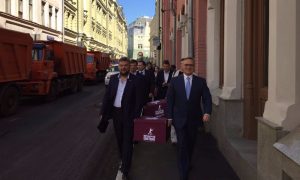 Избавившийся от конкурентов Касьянов принес в ЦИК предвыборные списки ПАРНАСа в бордовых ящиках