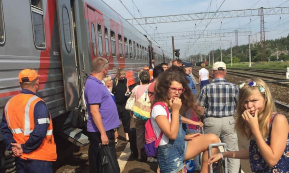 Поезд Самара - Москва “разорвало” на части возле станции “Луховицы” 
