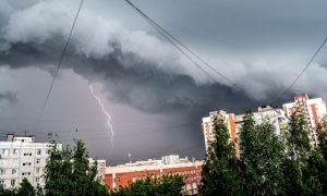 В МЧС предупредили об опасностях надвигающейся на центр России мощной грозы с градом