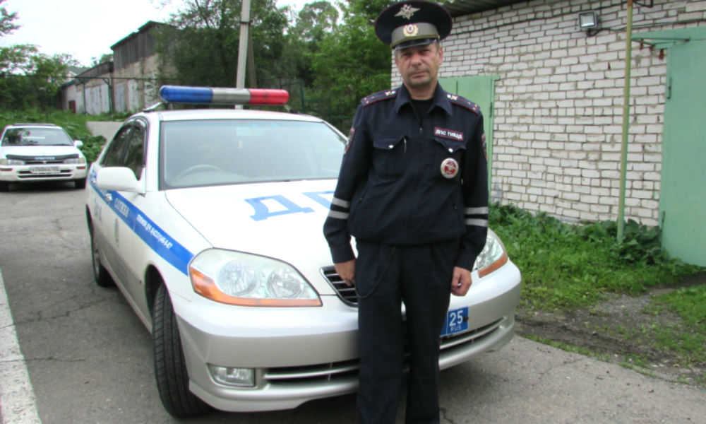 Лейтенант полиции на руках вынес беременную женщину из затопленной машины в Приморье 