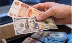 Рубль ослаб по отношению к доллару 